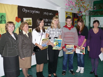 Rega�y z ksi��kami na zapleczu